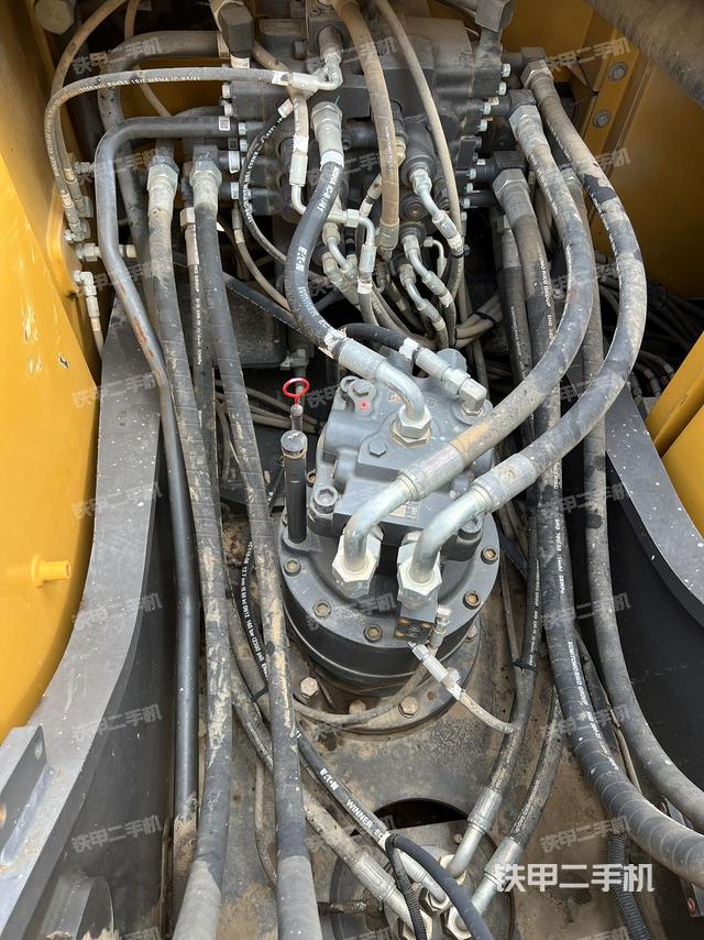 回轉(zhuǎn)馬達和主控閥(整機外觀) 回轉(zhuǎn)馬達和主控閥(整機外觀)