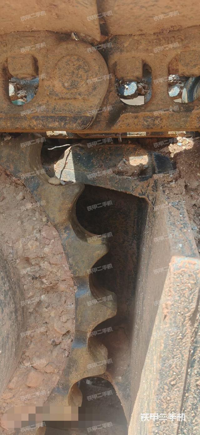 單側(cè)履帶整體(整機(jī)外觀) 單側(cè)履帶整體(整機(jī)外觀)