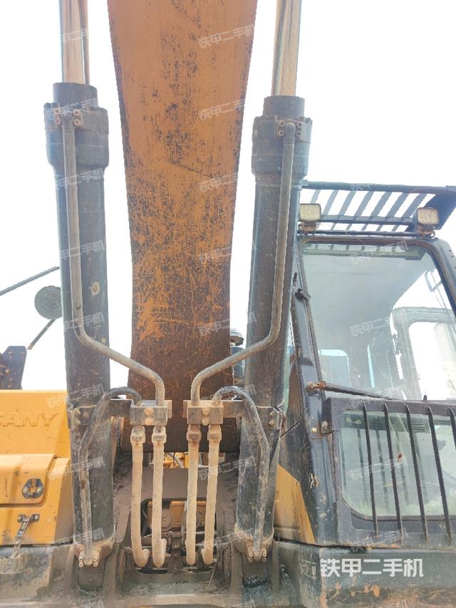 大臂油缸整体 竖拍(工作和回转装置) 大臂油缸整体 竖拍(工作和回转装置)