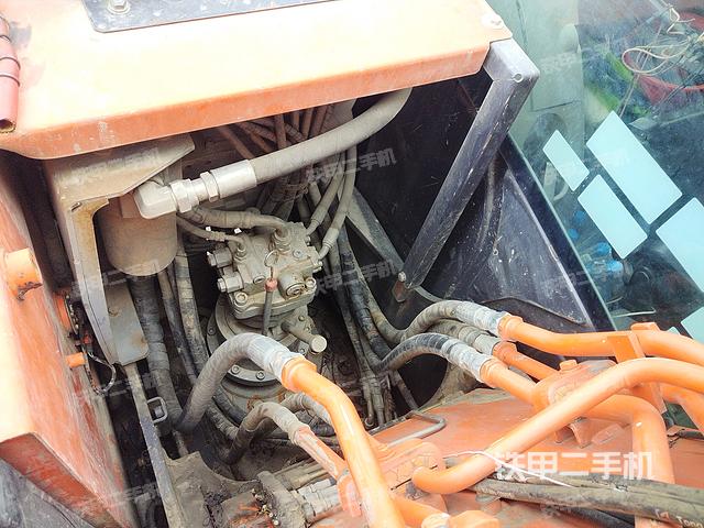 回转马达和主控阀(整机外观) 回转马达和主控阀(整机外观)