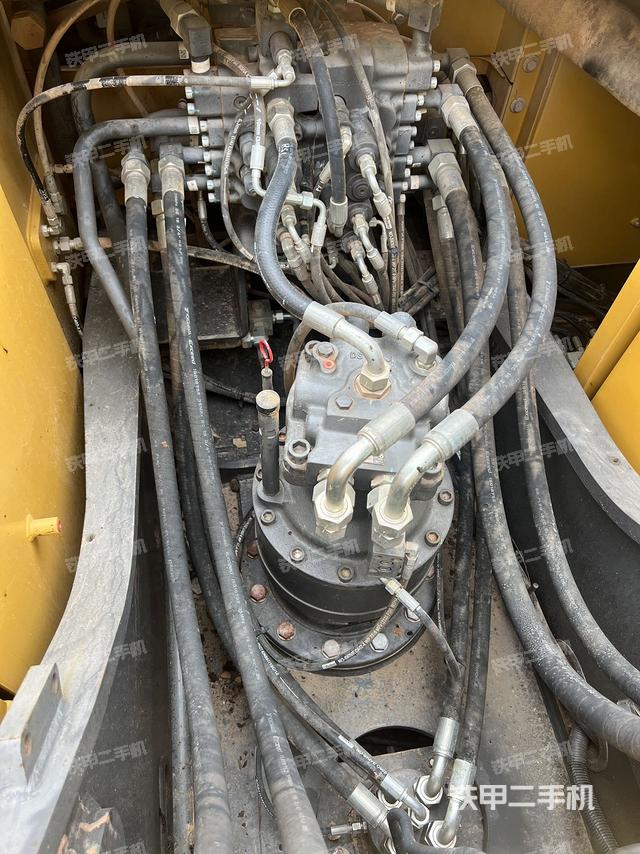 回转马达和主控阀(整机外观) 回转马达和主控阀(整机外观)