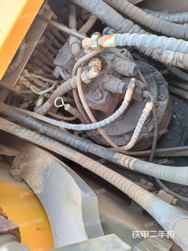 回轉馬達和主控閥(整機外觀) 回轉馬達和主控閥(整機外觀)