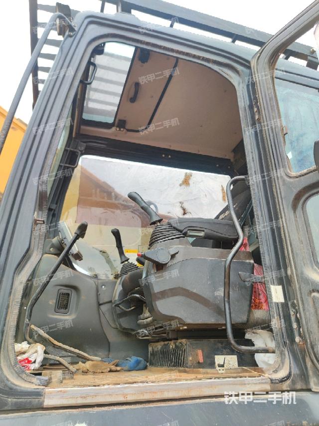 顶棚整体(驾驶室部分) 顶棚整体(驾驶室部分)