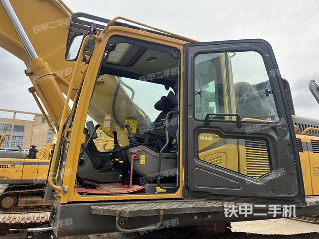 駕駛室整體(整機(jī)外觀) 駕駛室整體(整機(jī)外觀)