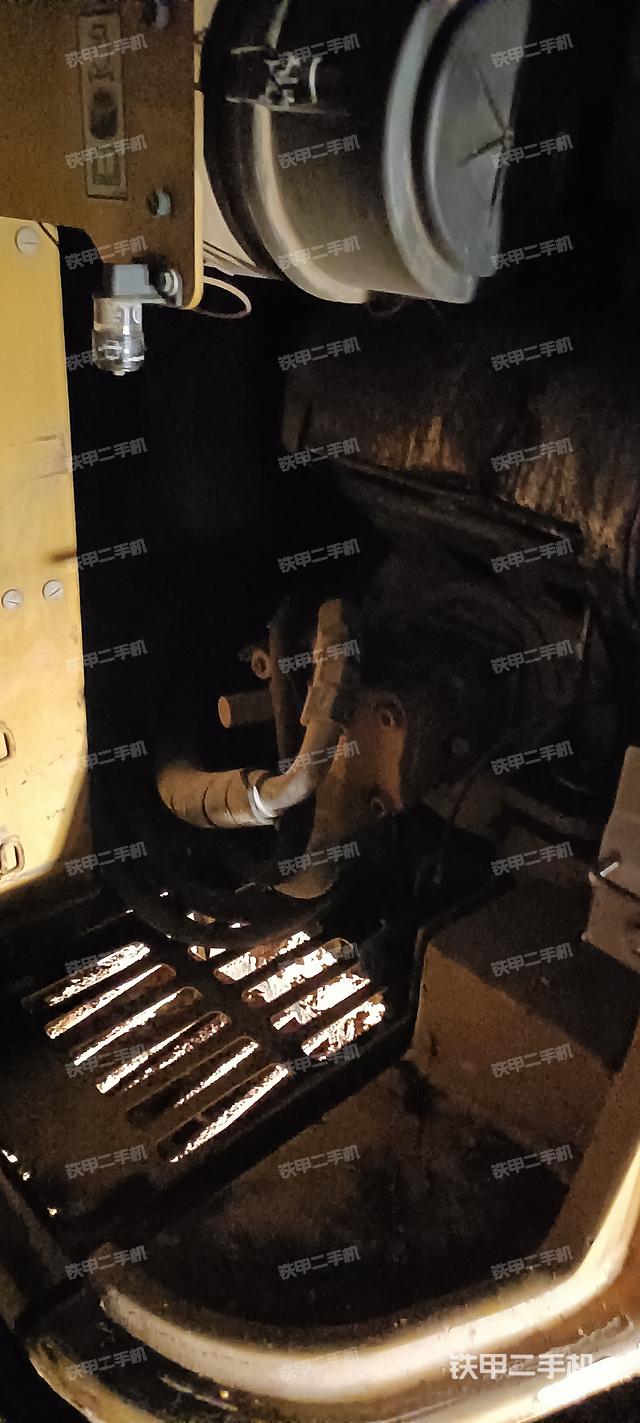 回转马达和主控阀(整机外观) 回转马达和主控阀(整机外观)