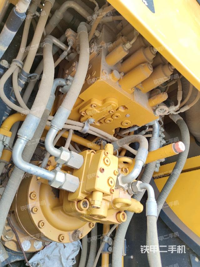 回转马达和主控阀(整机外观) 回转马达和主控阀(整机外观)