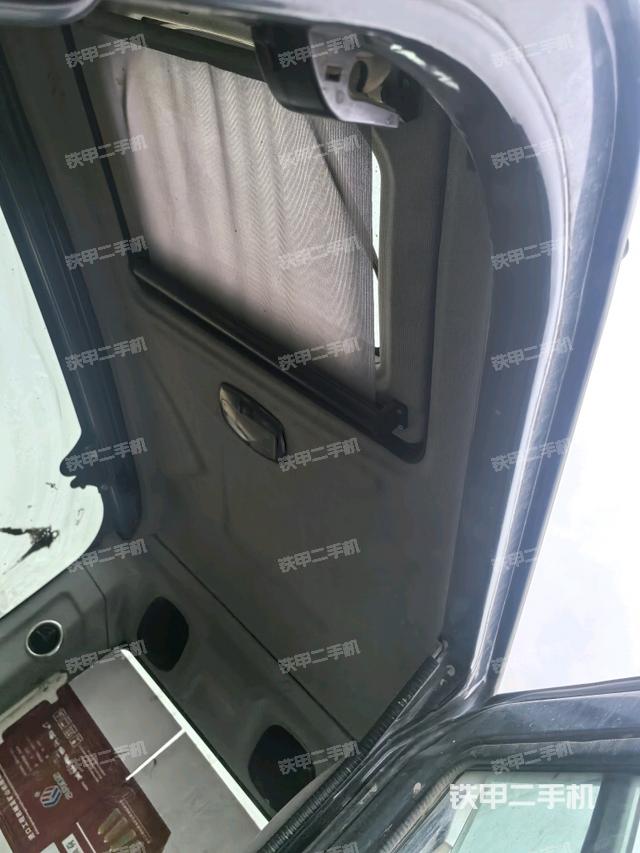 座椅右側(cè)控制臺(tái)/鑰匙門(mén)/油門(mén)/含右手柄(駕駛室部分) 座椅右側(cè)控制臺(tái)/鑰匙門(mén)/油門(mén)/含右手柄(駕駛室部分)