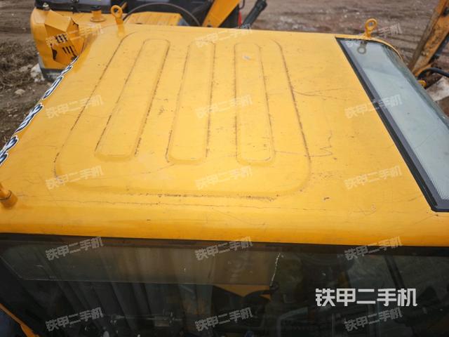 驾驶室顶部(整机外观) 驾驶室顶部(整机外观)