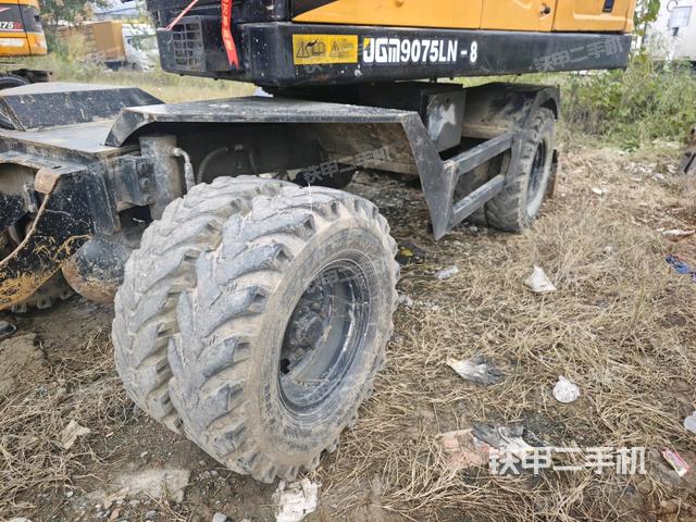 單側(cè)履帶整體(整機(jī)外觀) 單側(cè)履帶整體(整機(jī)外觀)