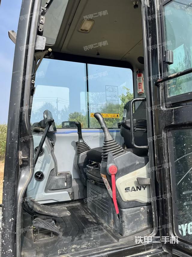 驾驶室整体(整机外观) 驾驶室整体(整机外观)