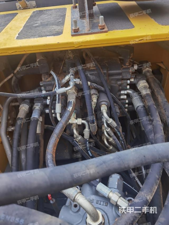 回轉(zhuǎn)馬達(dá)和主控閥(整機(jī)外觀(guān)) 回轉(zhuǎn)馬達(dá)和主控閥(整機(jī)外觀(guān))