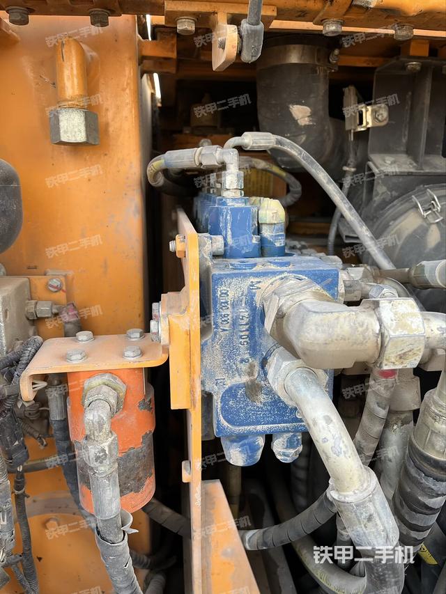 回轉(zhuǎn)馬達和主控閥(整機外觀) 回轉(zhuǎn)馬達和主控閥(整機外觀)