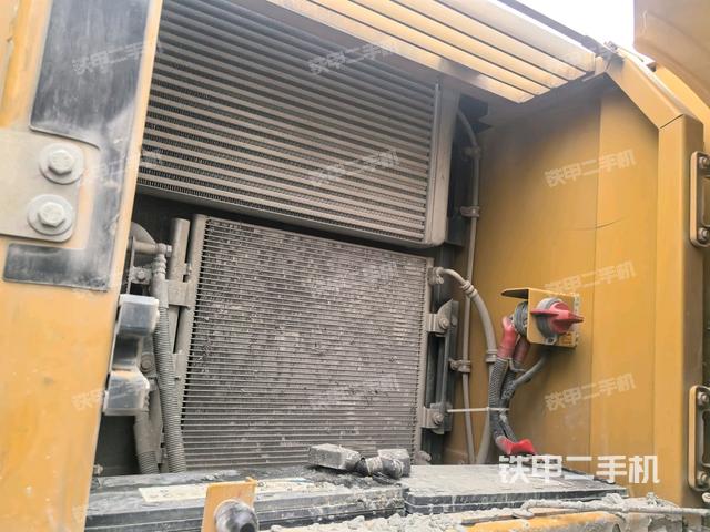 散熱器正面(大件艙室) 散熱器正面(大件艙室)