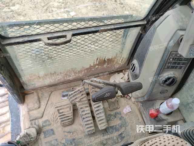 行走控制手柄和踏板?俯拍(駕駛室部分) 行走控制手柄和踏板?俯拍(駕駛室部分)