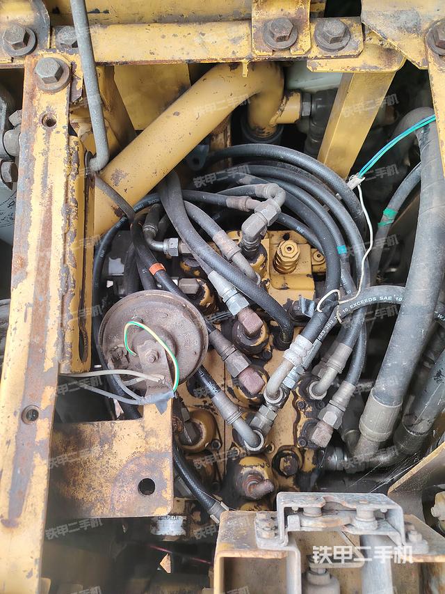 回转马达和主控阀(整机外观) 回转马达和主控阀(整机外观)