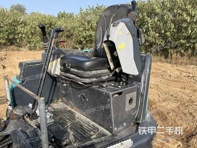 驾驶室顶部(整机外观) 驾驶室顶部(整机外观)