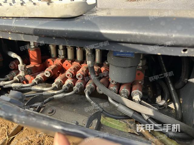 回转马达和主控阀(整机外观) 回转马达和主控阀(整机外观)