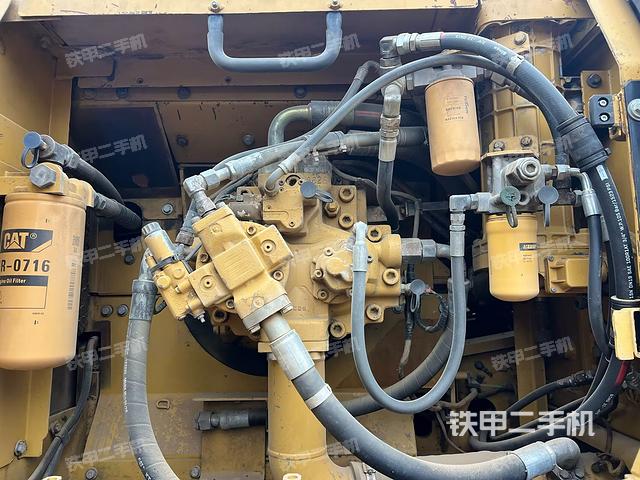 液压泵舱室正面整体(整机外观) 液压泵舱室正面整体(整机外观)