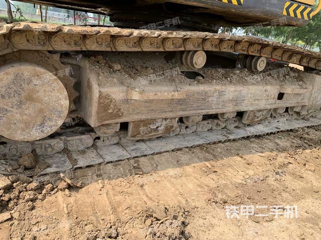 單側(cè)履帶整體(整機(jī)外觀) 單側(cè)履帶整體(整機(jī)外觀)