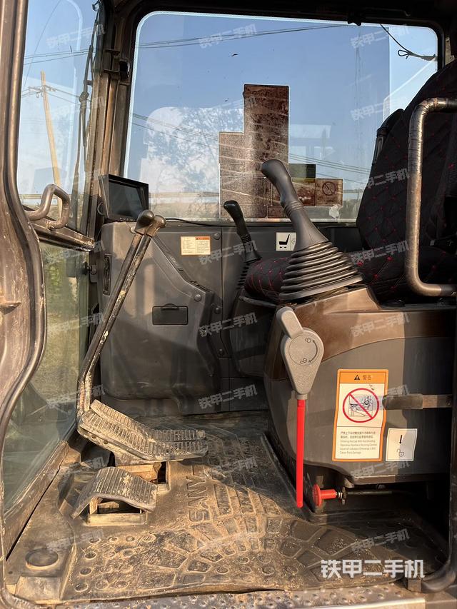 駕駛室頂部(整機外觀) 駕駛室頂部(整機外觀)