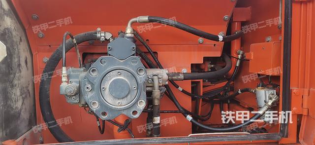 液压泵舱室正面整体(整机外观) 液压泵舱室正面整体(整机外观)