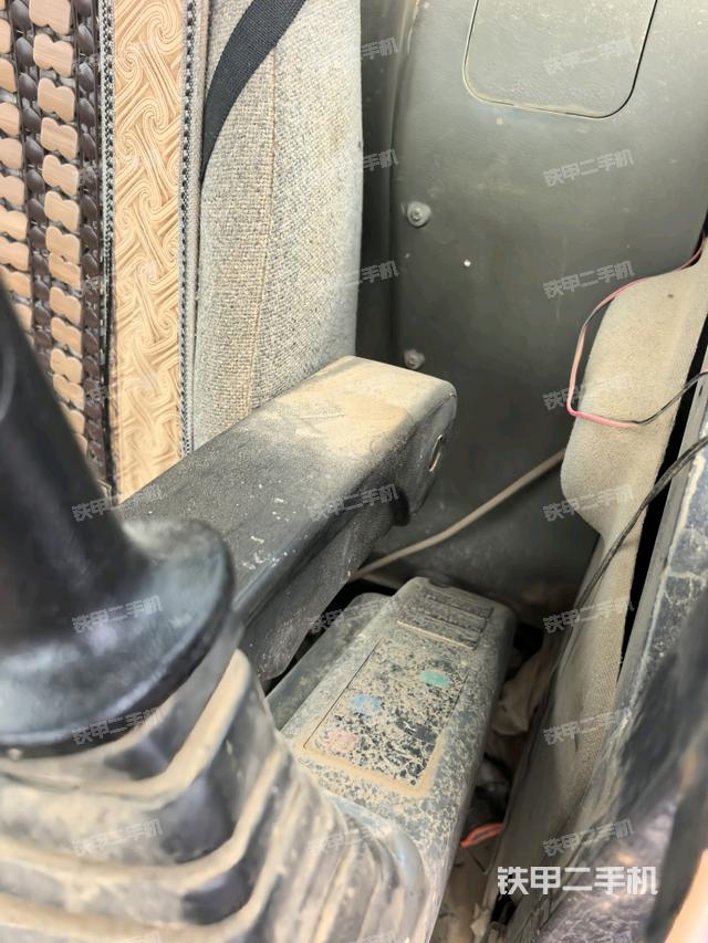 座椅左侧控制台/音响/含左手柄(驾驶室部分) 座椅左侧控制台/音响/含左手柄(驾驶室部分)