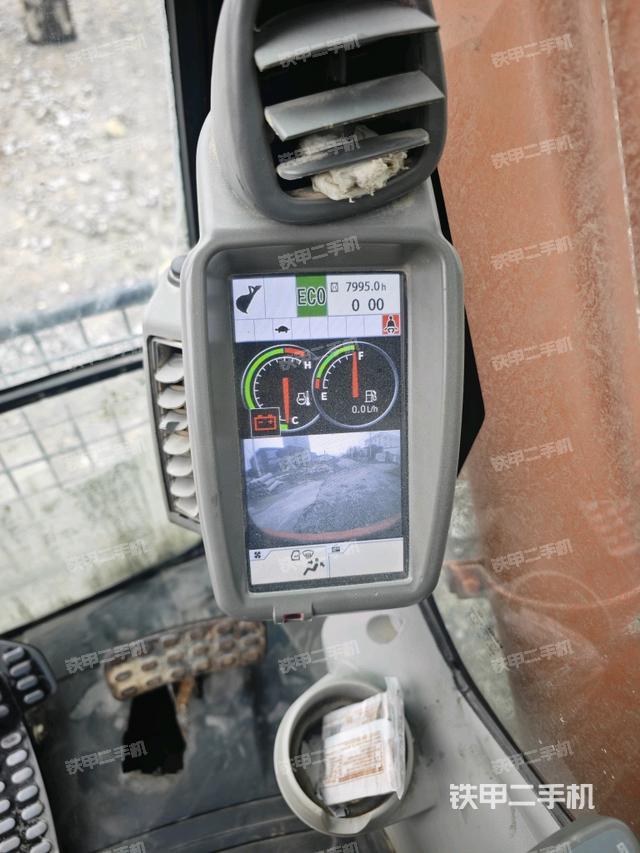 駕駛室整體(整機(jī)外觀) 駕駛室整體(整機(jī)外觀)