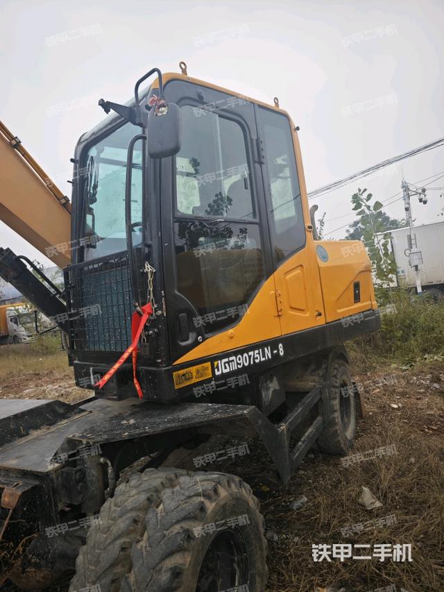 駕駛室整體(整機(jī)外觀) 駕駛室整體(整機(jī)外觀)