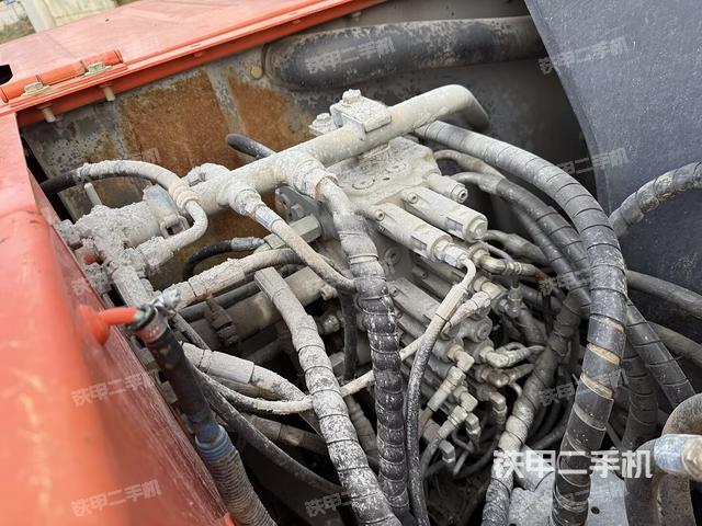 回轉(zhuǎn)馬達(dá)和主控閥（整機(jī)外觀）