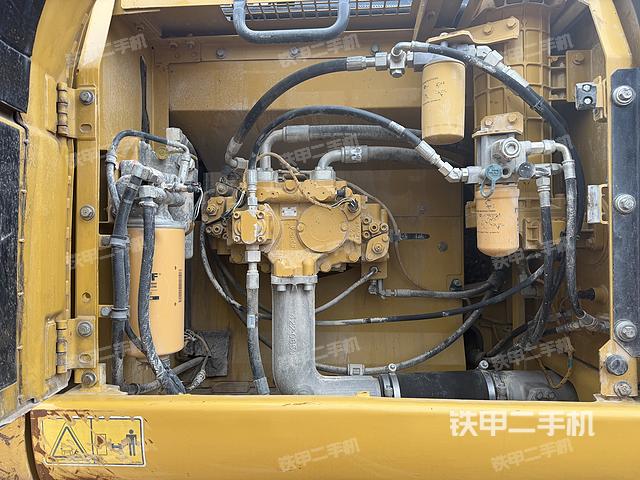 液压泵舱室正面整体（整机外观）