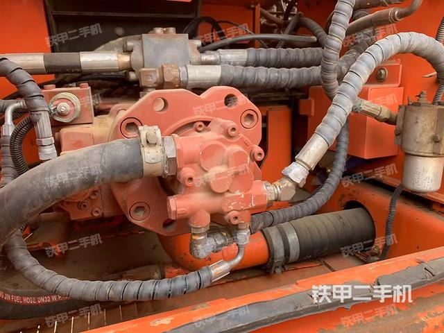 液压泵舱室正面整体（整机外观）