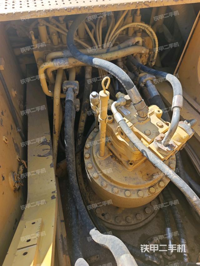 回转马达和主控阀（整机外观）