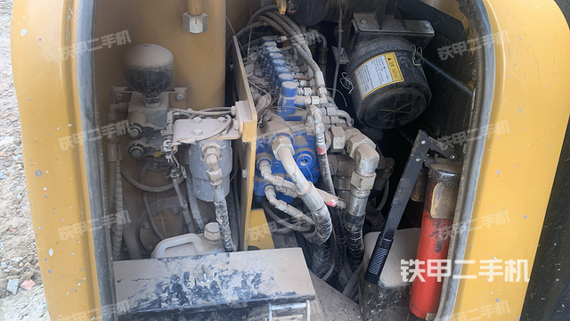 液压泵舱室正面整体（整机外观）