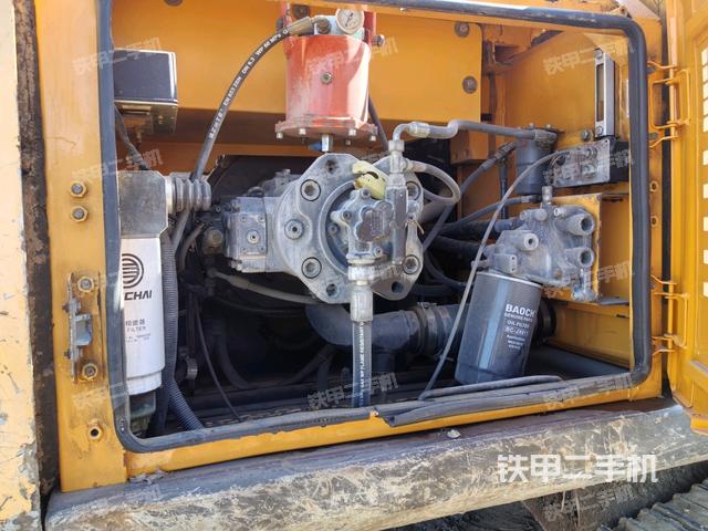 液压泵舱室正面整体（整机外观）