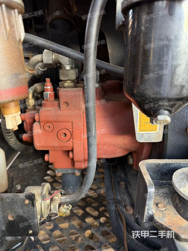 液压泵舱室正面整体（整机外观）