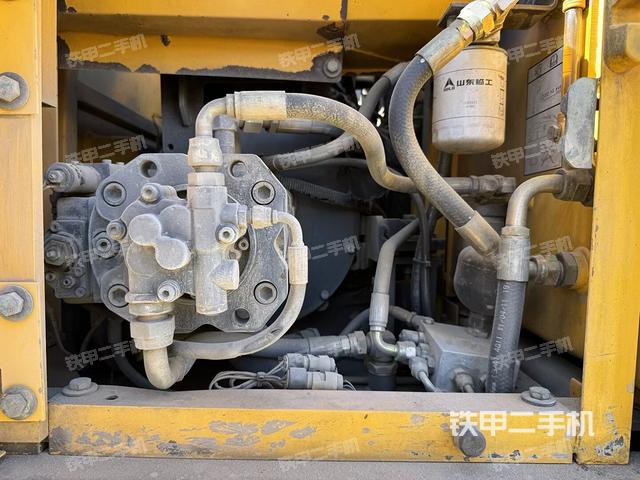 液压泵舱室正面整体（整机外观）