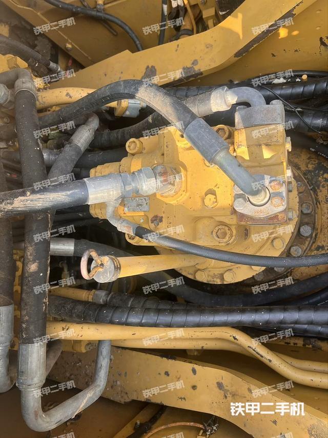 回转马达和主控阀(整机外观) 回转马达和主控阀(整机外观)