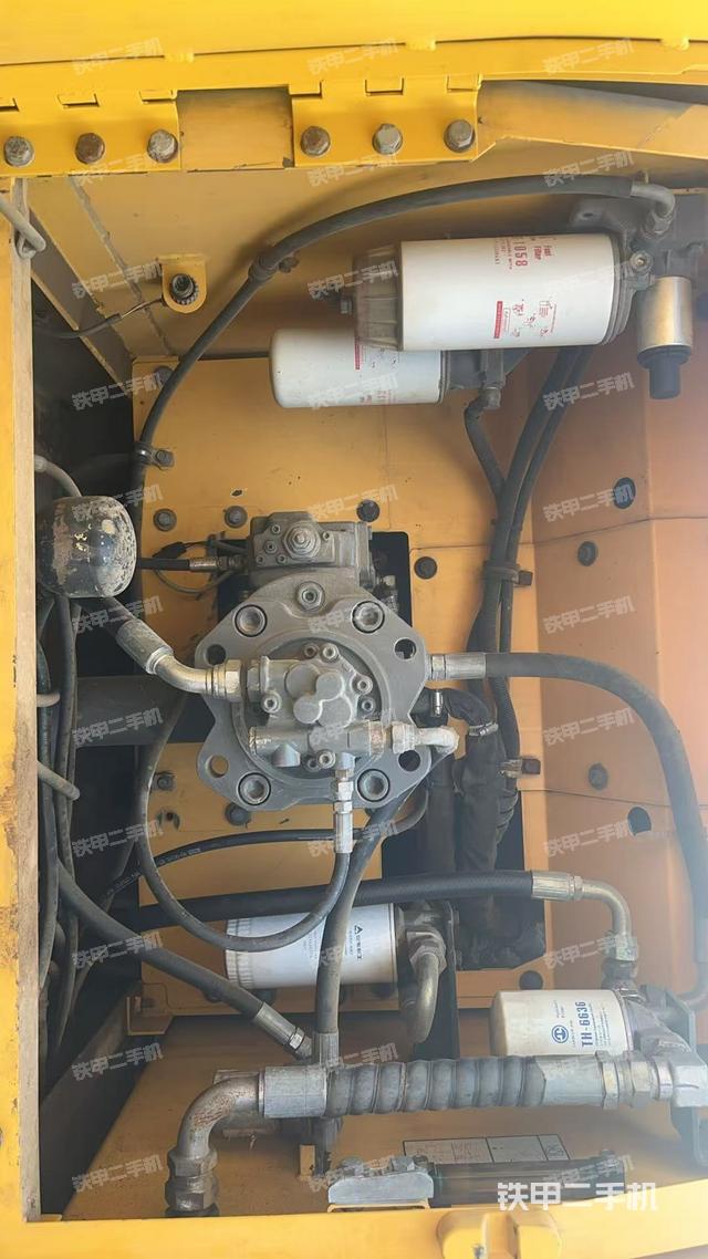 液压泵舱室正面整体（整机外观）