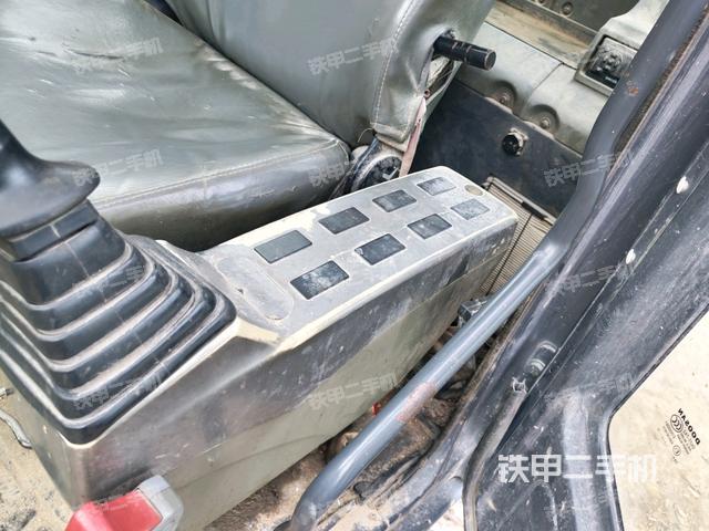 座椅左侧控制台/音响/含左手柄（驾驶室部分）