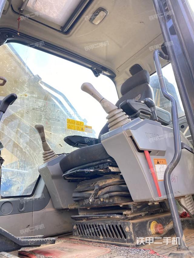 駕駛室整體(整機(jī)外觀(guān)) 駕駛室整體(整機(jī)外觀(guān))