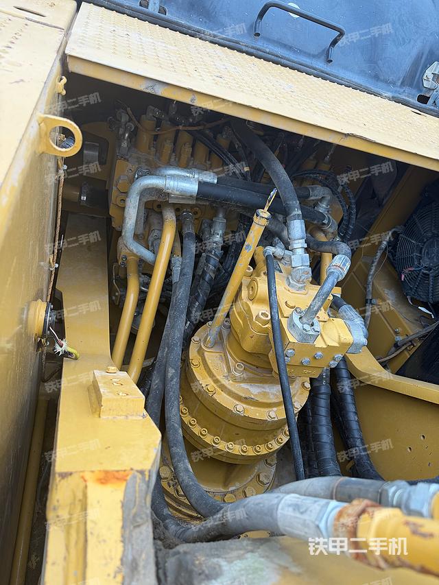 回转马达和主控阀（整机外观）