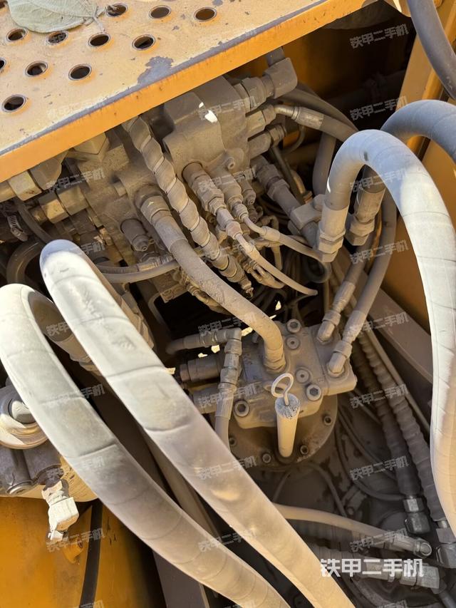 回转马达和主控阀（整机外观）