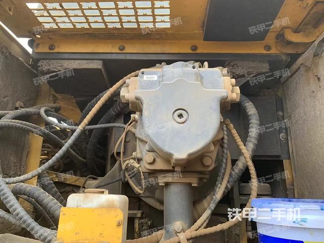 液压泵舱室正面整体(整机外观) 液压泵舱室正面整体(整机外观)