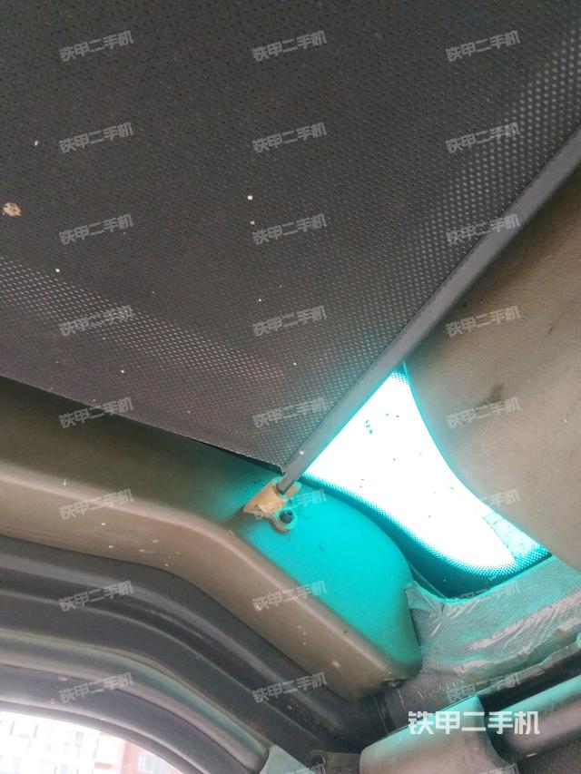 行走控制手柄和踏板 俯拍（驾驶室部分）