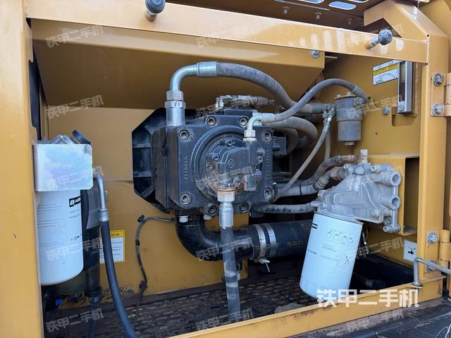 液压泵舱室正面整体（整机外观）