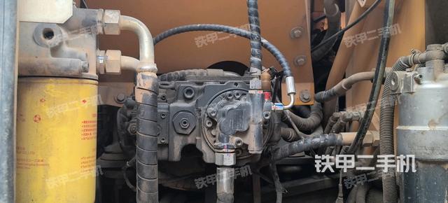 液壓泵艙室正面整體（整機外觀）