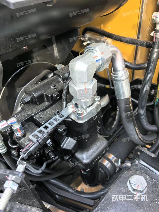 液压泵舱室正面整体（整机外观）