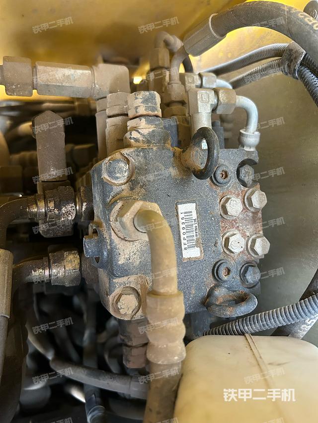 回转马达和主控阀（整机外观）