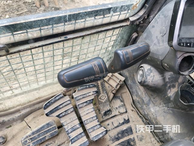 行走控制手柄和踏板 俯拍（驾驶室部分）