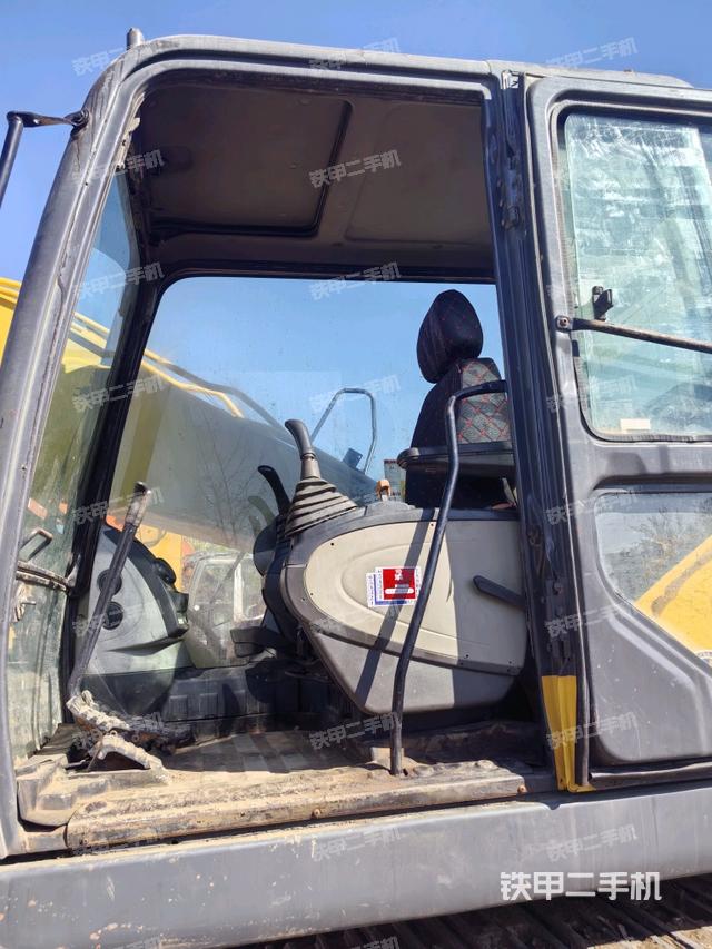 駕駛室整體(整機(jī)外觀) 駕駛室整體(整機(jī)外觀)